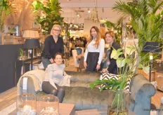 V.l.n.r. Astrid Baltus, Sarita Mobron en Birgit Losekoot, zittend Marieke van Dooren bij de nieuwe bank van Rivièra Maison.